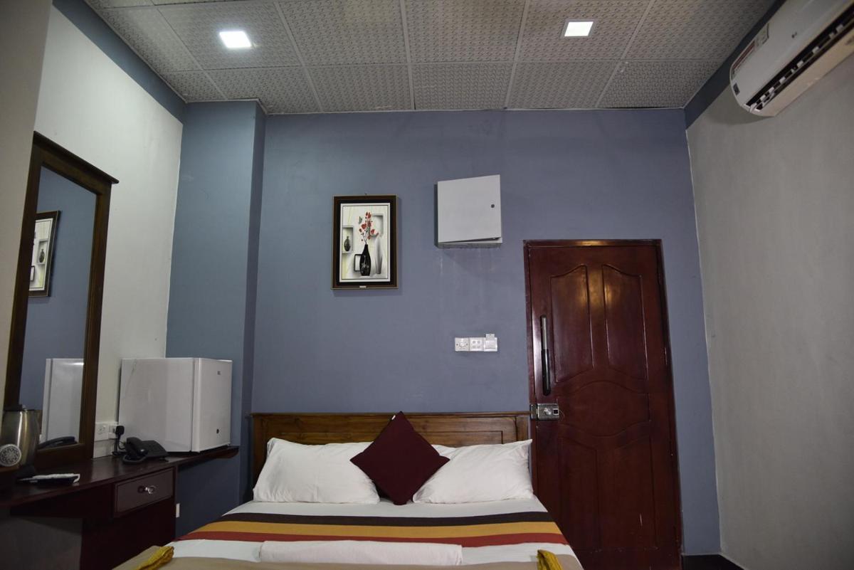 Global City Hotel Maligawatta Exteriör bild