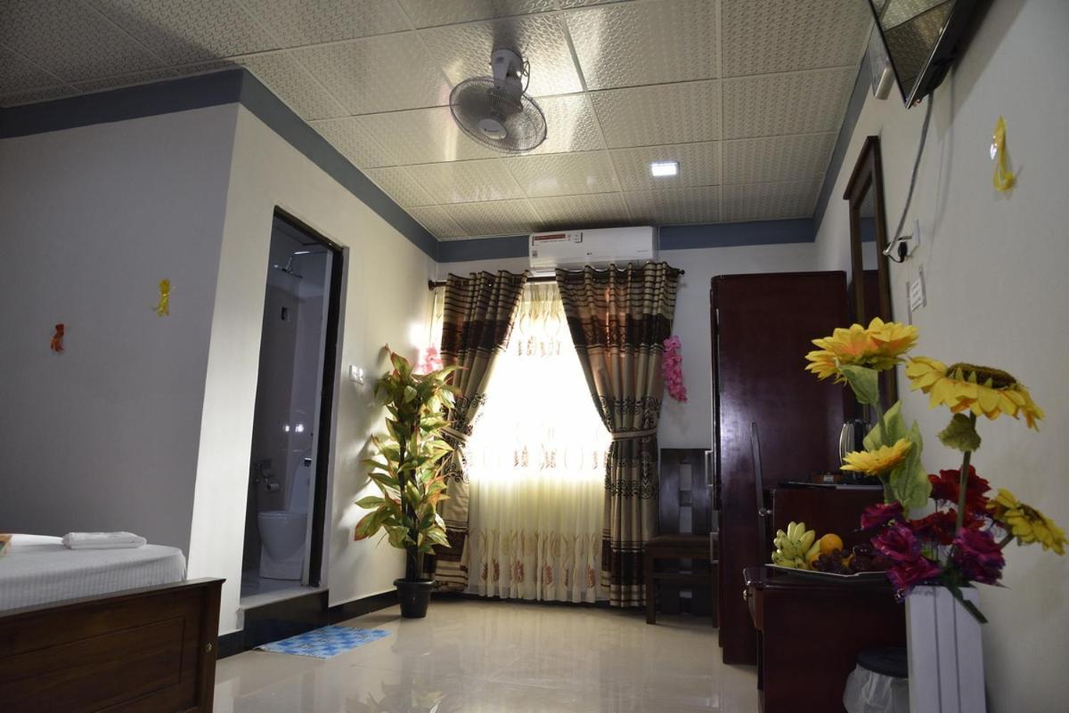 Global City Hotel Maligawatta Exteriör bild